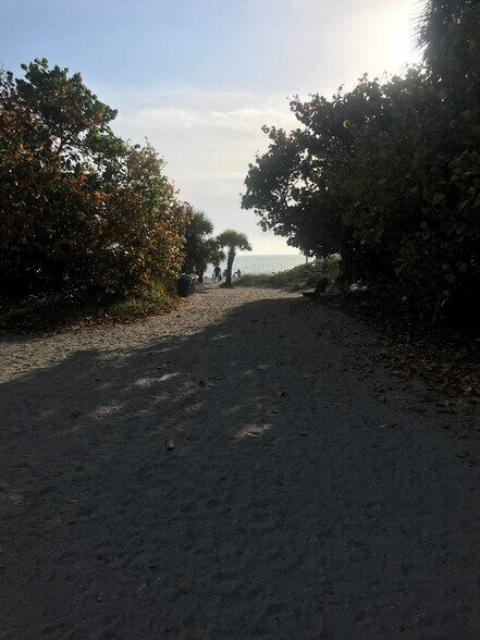 Building Photo - 2440 Manasota Beach Rd