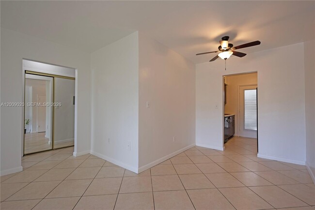 Building Photo - 2250 Bay Dr