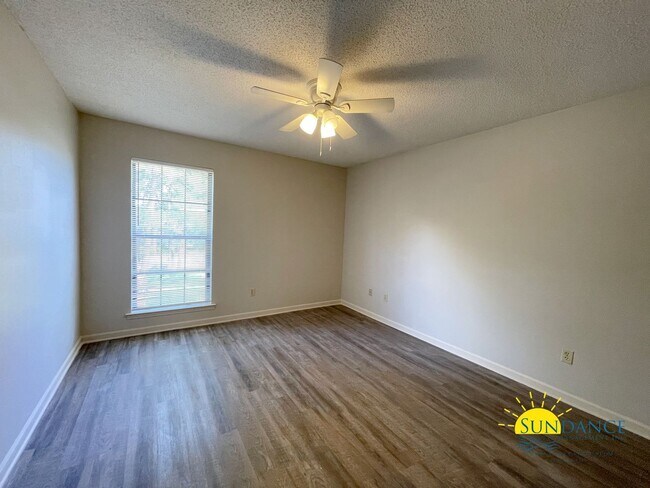 Building Photo - Stunning 3 Bedroom Townhome in Shalimar!