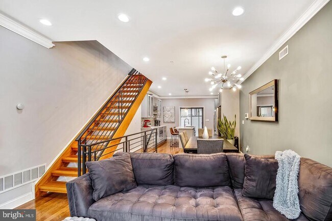 Building Photo - 1945 Watkins St