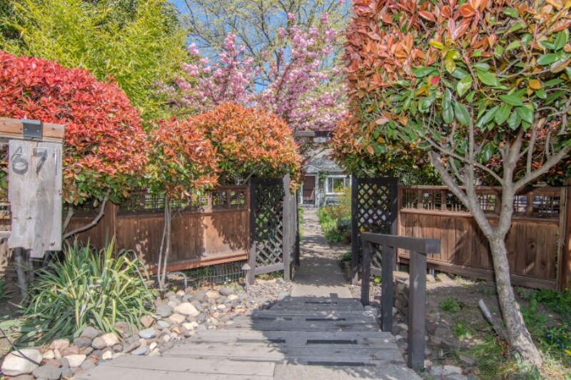Building Photo - 671 Siskiyou Blvd