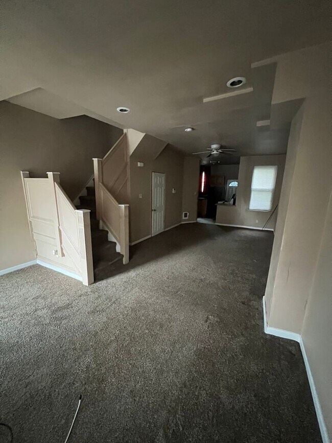 Building Photo - Carroll Park Area Main Street, Big 3 bedroom!