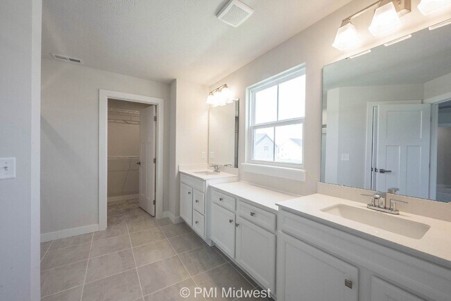 Building Photo - "Spacious 5-Bedroom Retreat with 2.5 Baths...