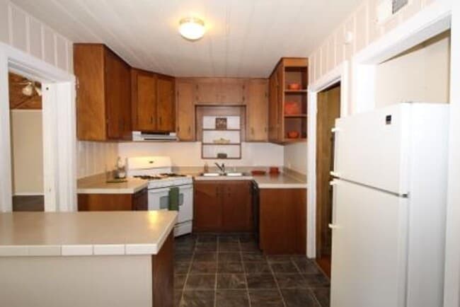 Building Photo - FOUR bedroom in Prime Location!