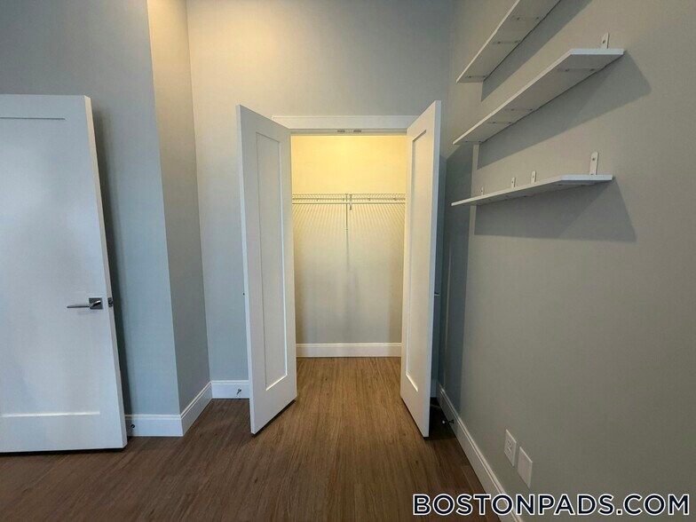 Building Photo - 517 Main St