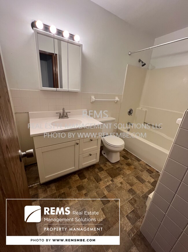 Building Photo - 554 E Slifer St