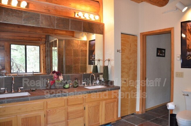 Building Photo - 1500 E Iris Trail