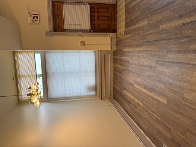 Building Photo - 204 E Washington St