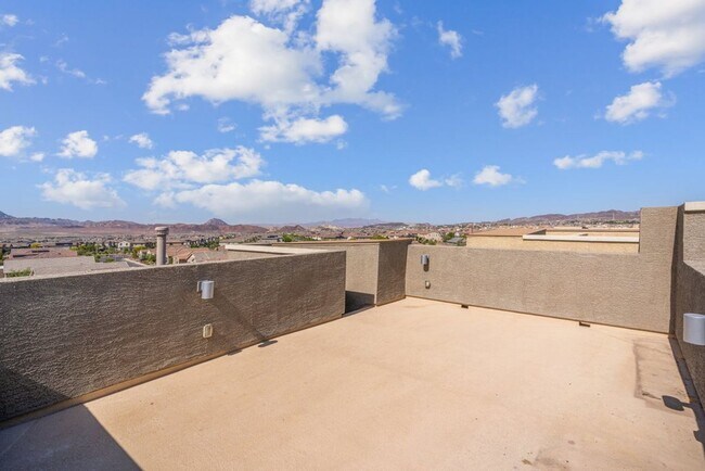 Building Photo - Spacious Three Story 3 Bed 3.5 Bath Smarth...