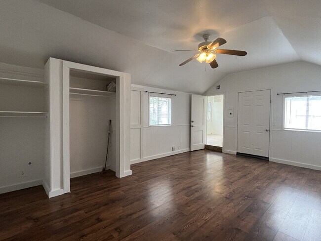 Building Photo - 3 Bedroom close to Campus!!