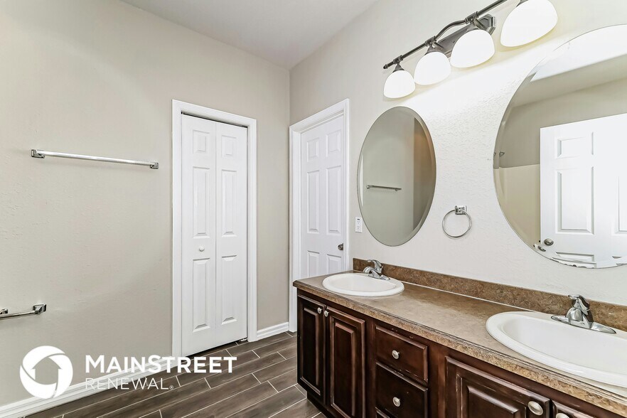 Building Photo - 4732 Summerfield Cir