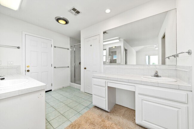 Building Photo - Spacious Two-Story 5 BD/3 BA Home in Desirable East Bluff Neighborhood