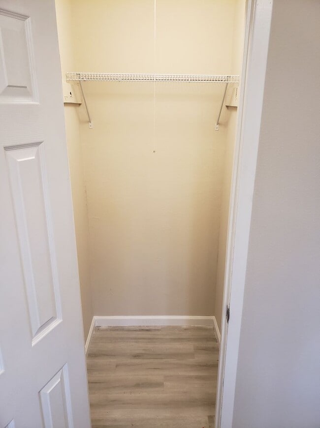 Building Photo - SPACIOUS 3 BEDROOM 2 BATH AVAILABLE NOW!!