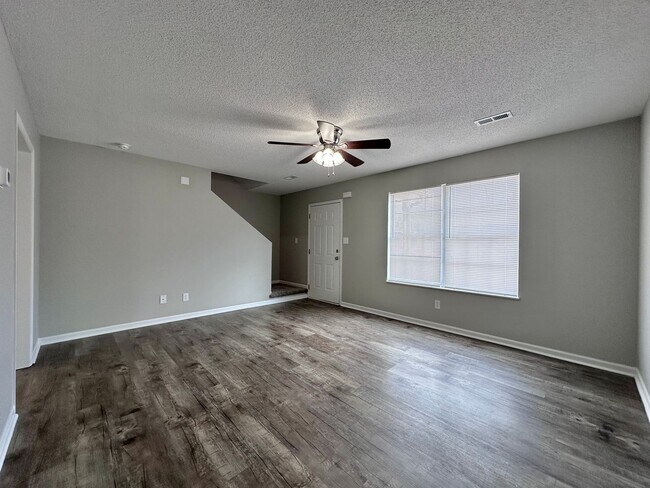 Building Photo - Rand 938 FABULOUS TOWNHOUSE! DON'T MISS TH...
