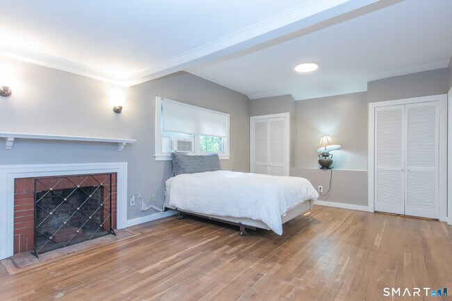Building Photo - 211 New Canaan Rd