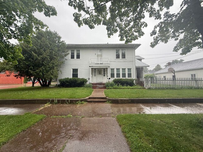 Building Photo - 214 Maple St