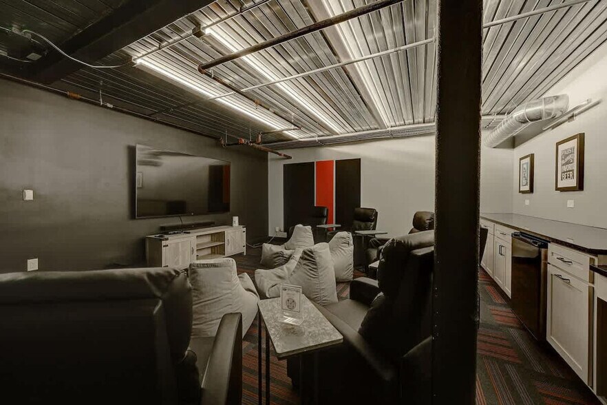 Building Photo - 1009 W Juneau Ave