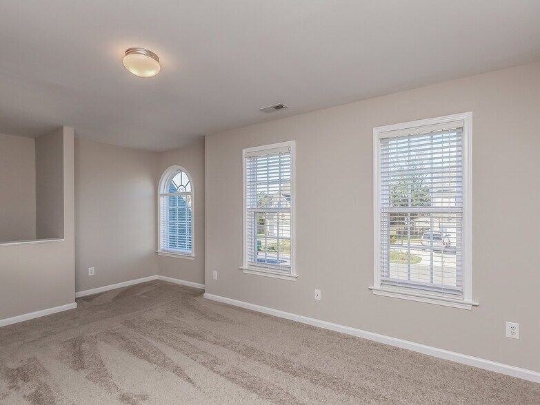 Building Photo - 384 Collinsworth Dr