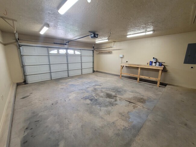Building Photo - 4520 Sandstone Dr