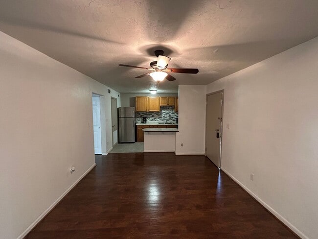 Building Photo - Walk to Campus from your Downstairs Flat