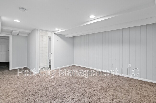 Building Photo - 885 Jaydee Ave