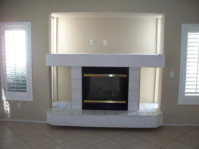 Livingroom - Gas Fireplace - 3307 Cheltenham St