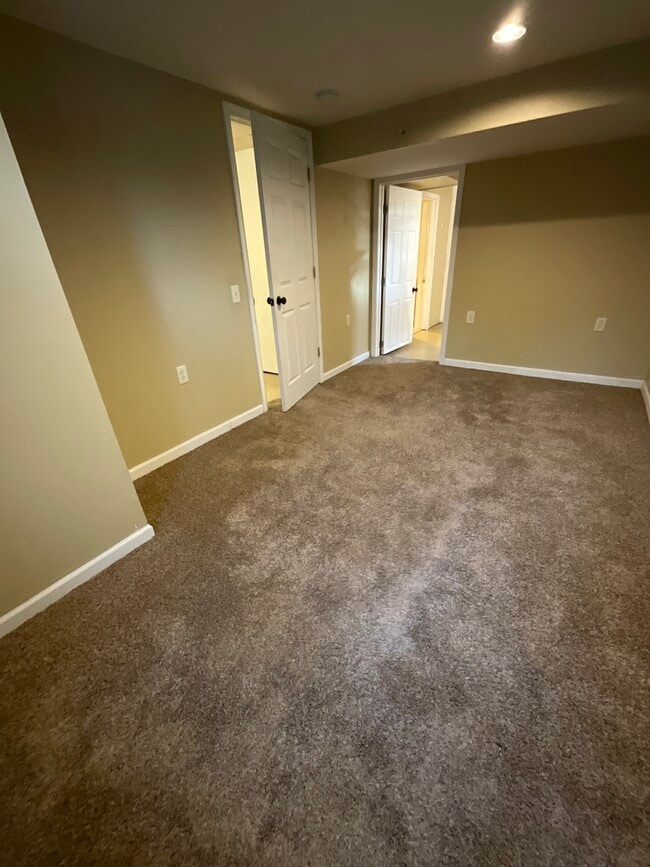 Building Photo - 1229 W Arrowhead Rd