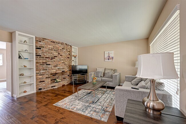 Building Photo - 2121 Fountain View Dr