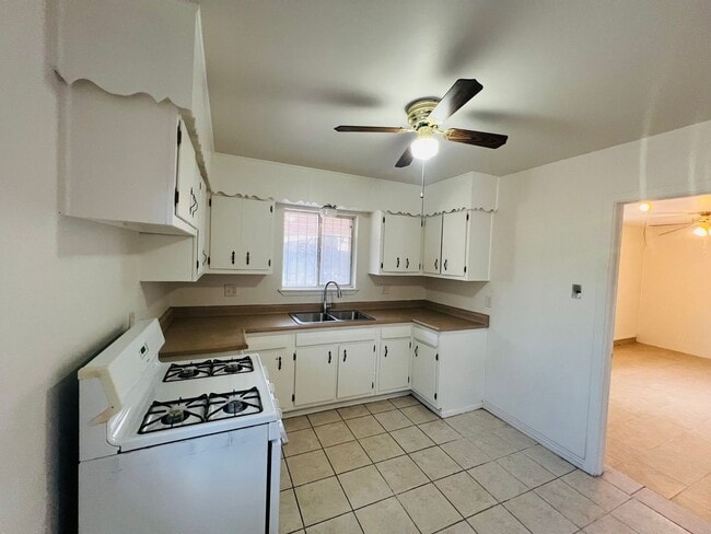 Building Photo - Adorable 3 bedroom, 1.75 bath home in East...