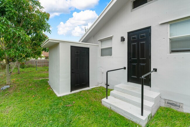 Building Photo - 137 SW 9th Ave