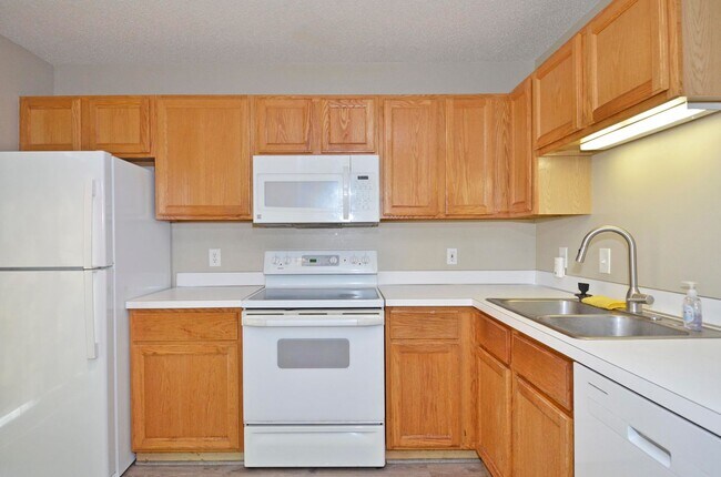 Building Photo - Beautiful 2-Bed 1.5-Bath Townhouse in Eagan - Available Now!