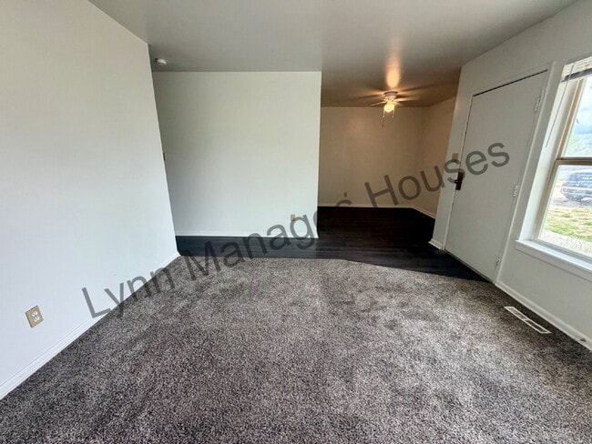 Building Photo - Main Level Three Bedroom Now Ready!