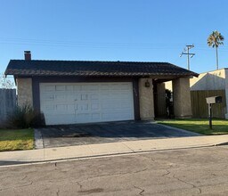 Building Photo - 6250 Mockingbird St