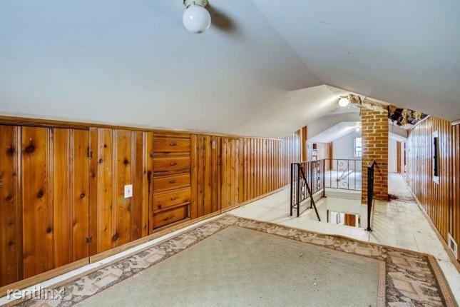 Attic bedroom suite - 1038 S Candler St