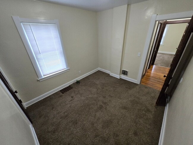 Building Photo - 2 Bedroom House