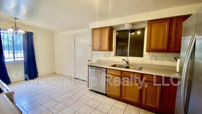 Building Photo - 316 E Elm St