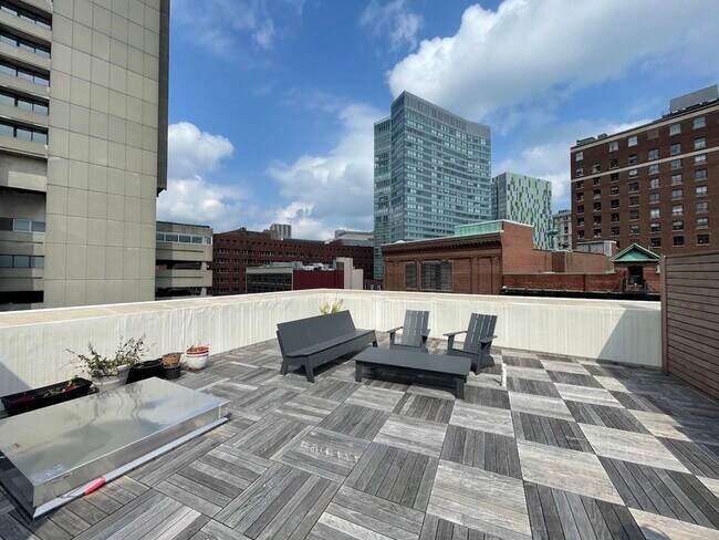 Building Photo - 97 Broadway