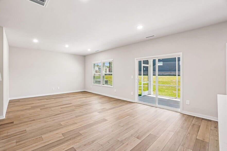 Building Photo - 4096 Rosebush Dr