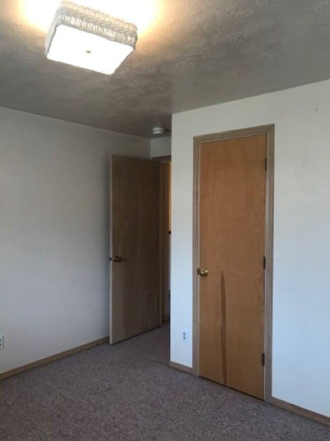 Building Photo - 787 Meadows Dr