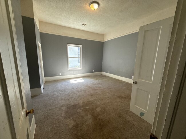 Building Photo - 3 BED, 2 BATH HOUSE.. WASHER AND DRYER CONNECTIONS. PETS ALLOWED.