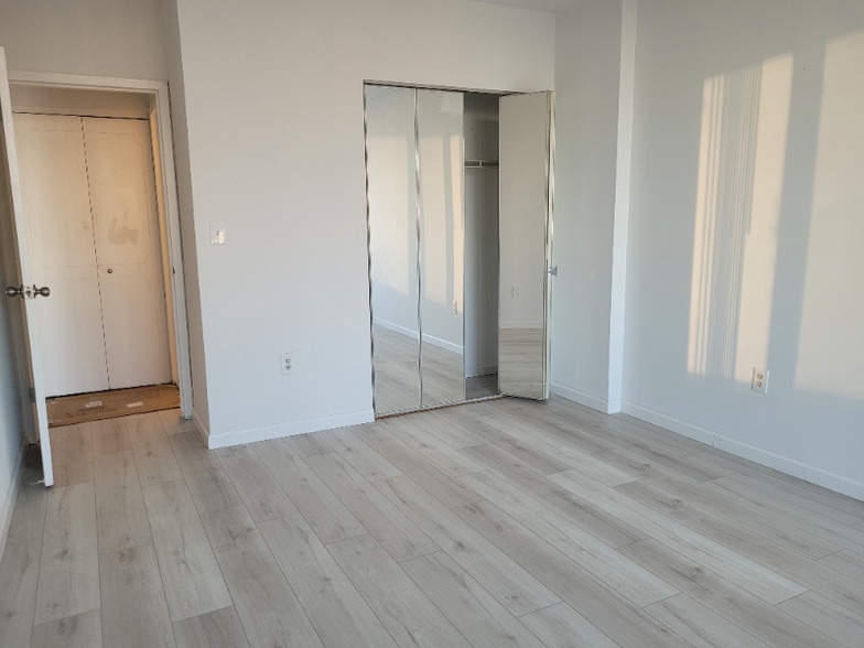 Building Photo - 45 River Dr S