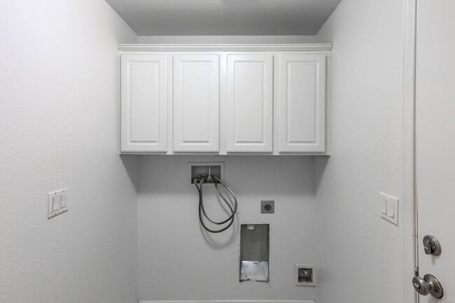 Building Photo - 4 Bed and 4 Bath Townhome In Gated North Las Vegas Community