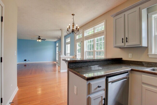 Building Photo - 716 Cavalier Dr