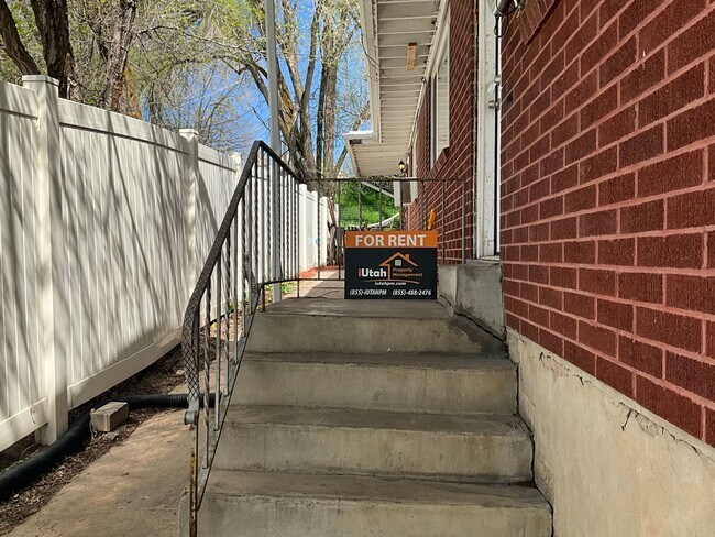 Building Photo - 718 30th St