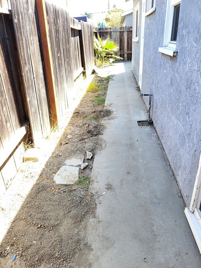Building Photo - 4092-4096 Green