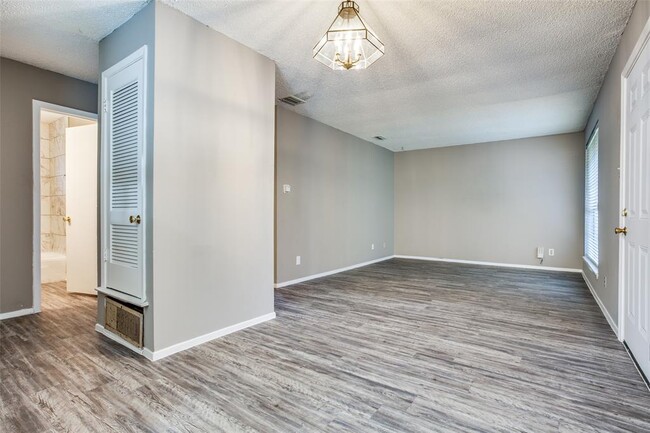 Building Photo - 607 Thrush Ave