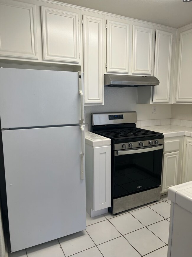 Building Photo - Wonderful 2 bedroom, 2 Bath Condo!  Single...