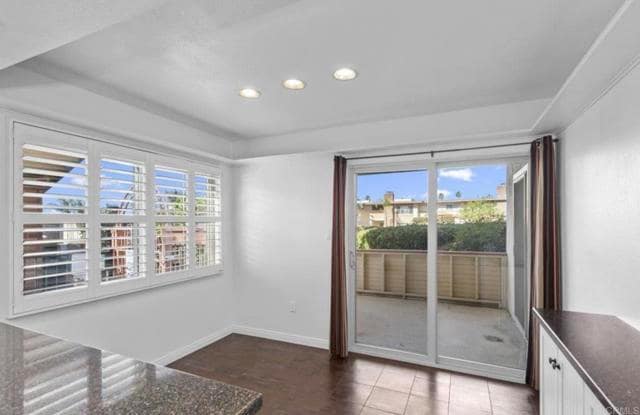 Building Photo - 6880 Hyde Park Dr