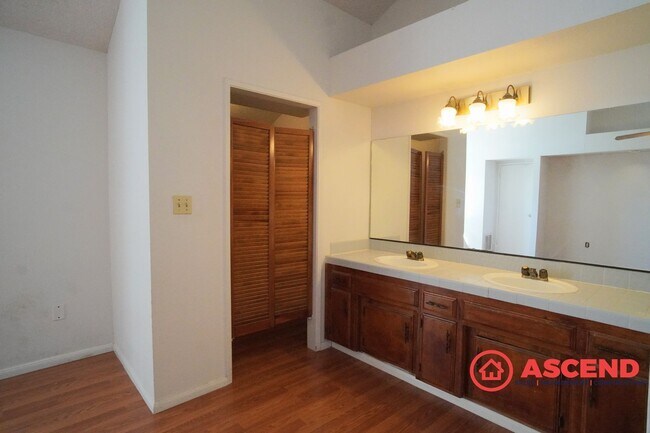 Building Photo - Splendid Home In East Bakersfield!