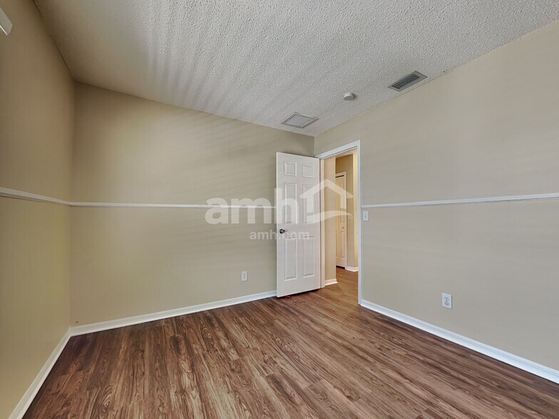 Building Photo - 17756 Oak Bridge St